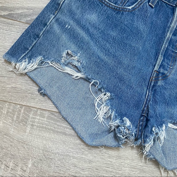 Levi’s premium high rise button fly distressed jean shorts - Picture 4 of 13